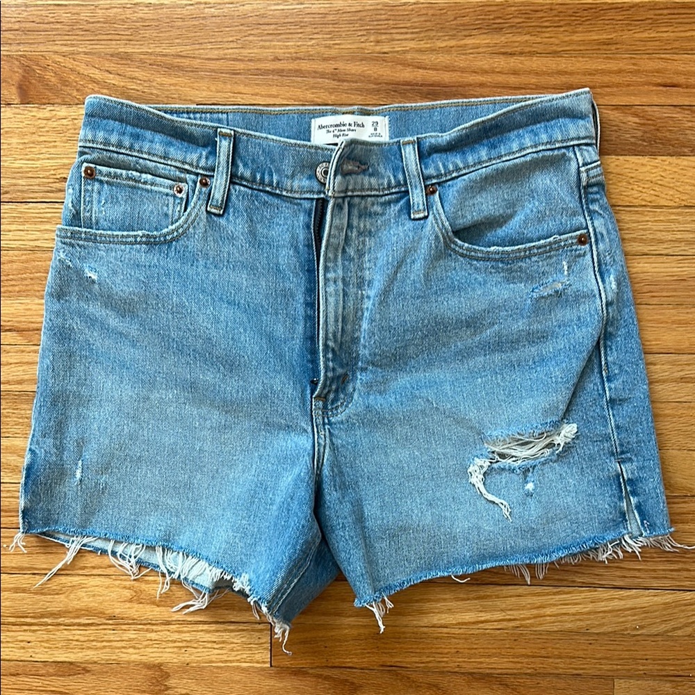 Abercrombie 4 inch mom short